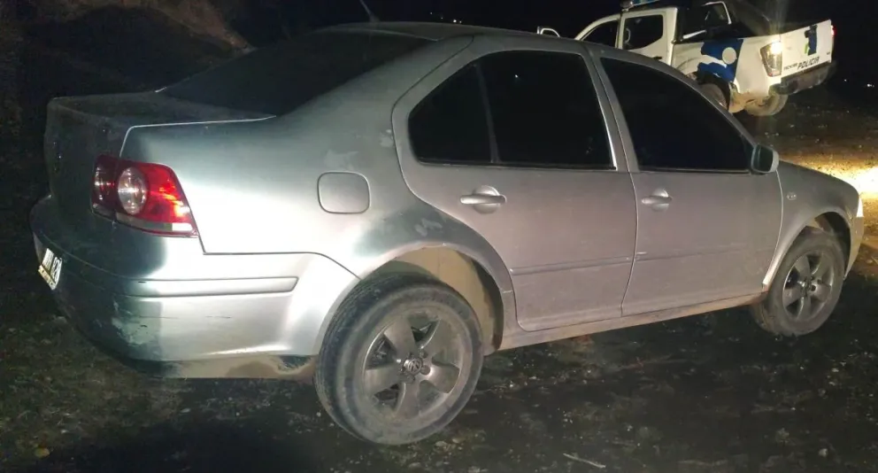 El conductor perdió el control del Bora y terminó despistando en el este, donde fue atrapado 