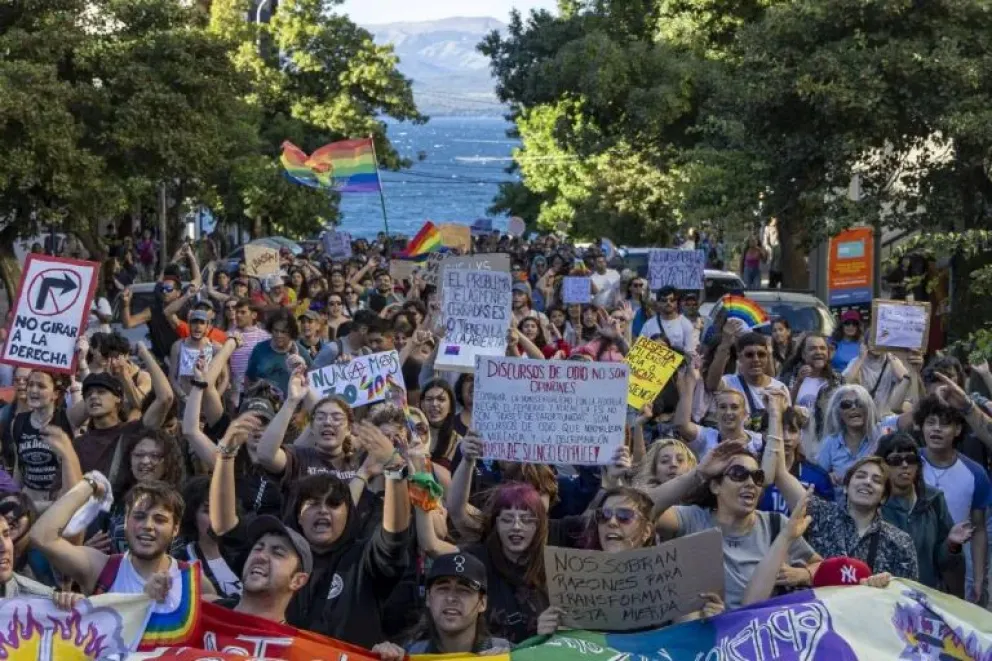 La marcha del colectivo LGBTIQNBA+ en febrero último por las calles de Bariloche.