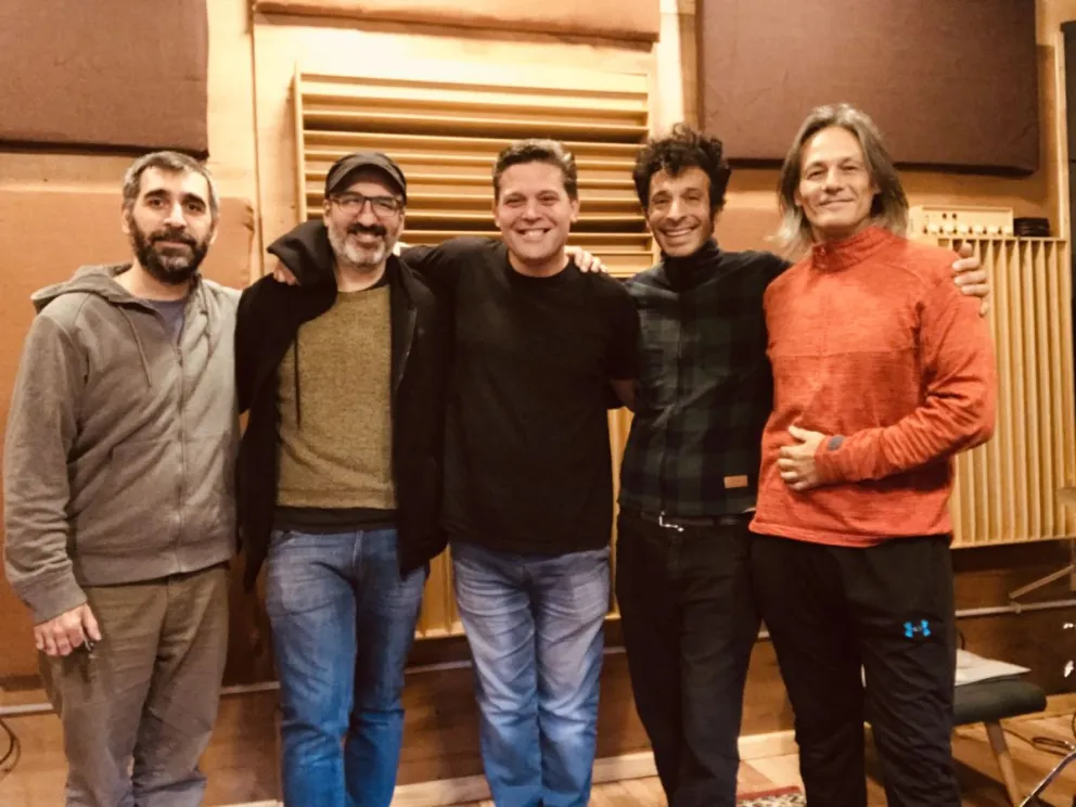 Bou, Barrientos, Ingaramo, Saccomanno y Pirato Mazza durante el "fulbito" de los lunes.