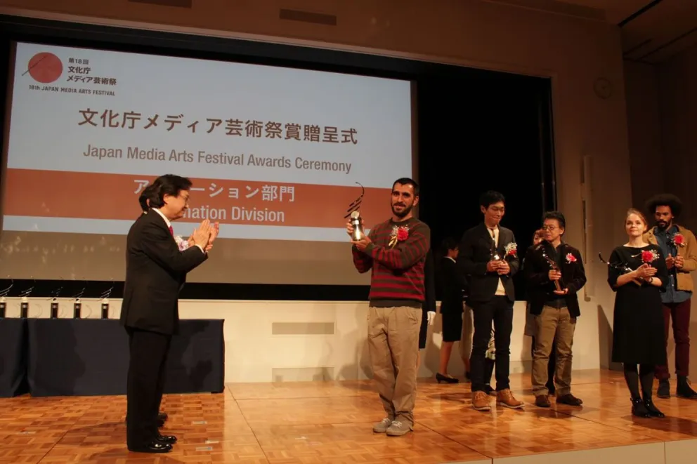 Santiago, recibiendo en Tokio uno de los tantos premios que cosechó con El empleo y Padre, dos cortos que recorrieron infinidad de festivales internacionales (fotos gentileza).