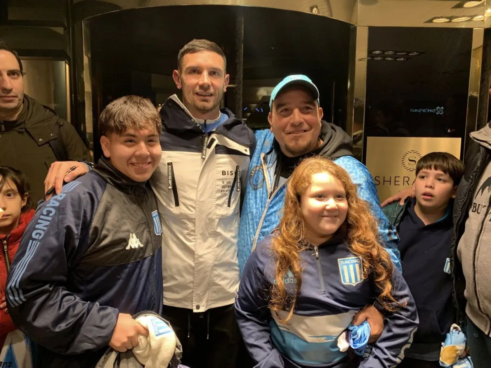 El goleador que pinta para ídolo, se sacó fotos con cada uno de los hinchas que llegaron a saludar (foto; Filial Racing Club Bariloche) 