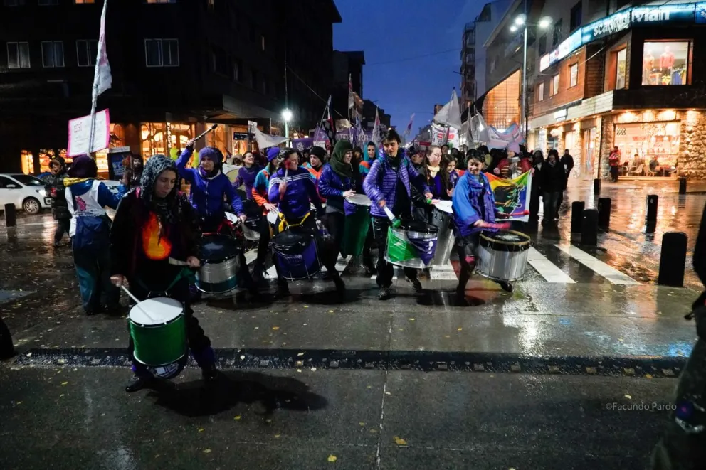 Los instrumentos de percusión le pusieron ritmo a la marcha que se llevó a cabo a diez años del nacimiento de Ni una menos (fotos: Facundo Pardo).
