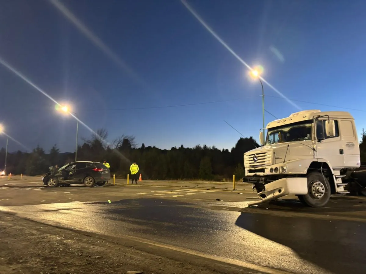 Grave accidente entre una camioneta y un camión en el cruce del ...