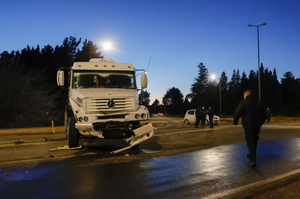 El camión involucrado en el choque de ayer en la rotonda al aeropuerto de Bariloche.