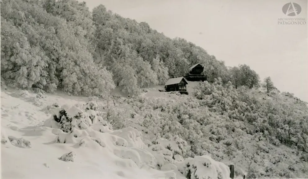 El cerro Otto nevadísimo y los refugios que levantó Meiling. Foto: Godofredo Kaltschmidt alrededor de 1945. Colección Hartung en Archivo Visual Patagónico.