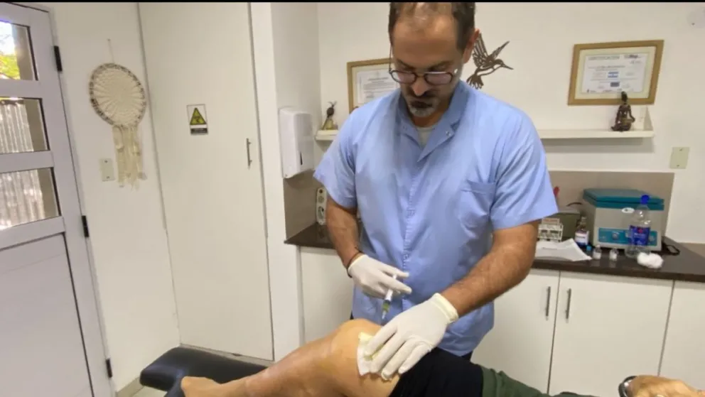 El doctor en plena actividad. 