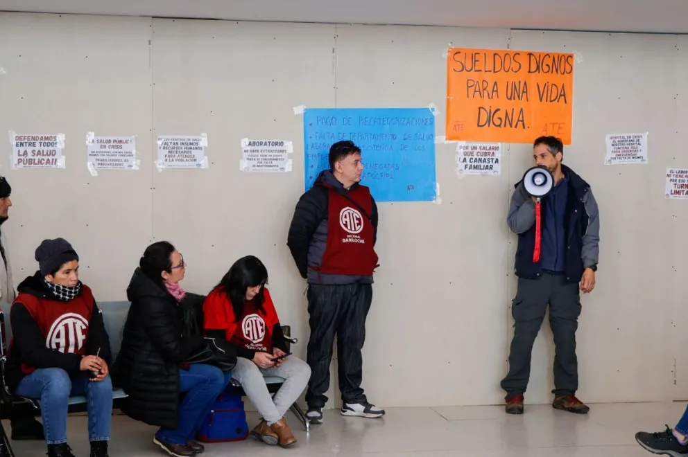 EL miércoles pasado se manifestaron en el hall del Hospital Zonal (foto; Eugenia Neme) 