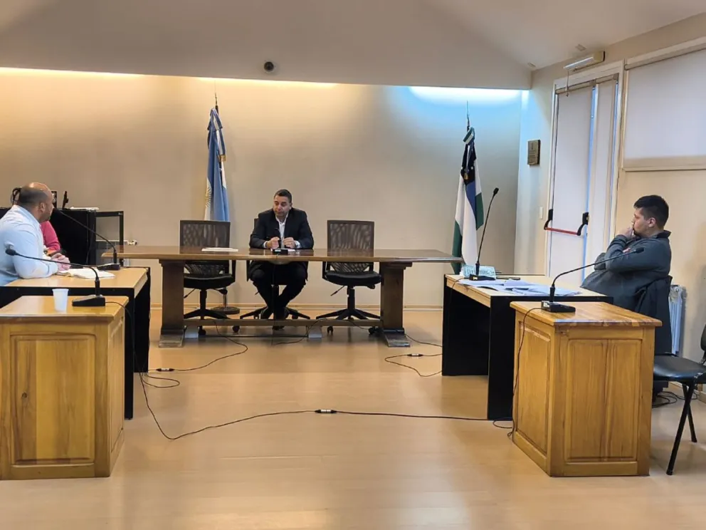 Uno de los hombres utilizó un arma de fuego sin autorización legal para amenazar y agredir a la víctima. Foto: gentileza