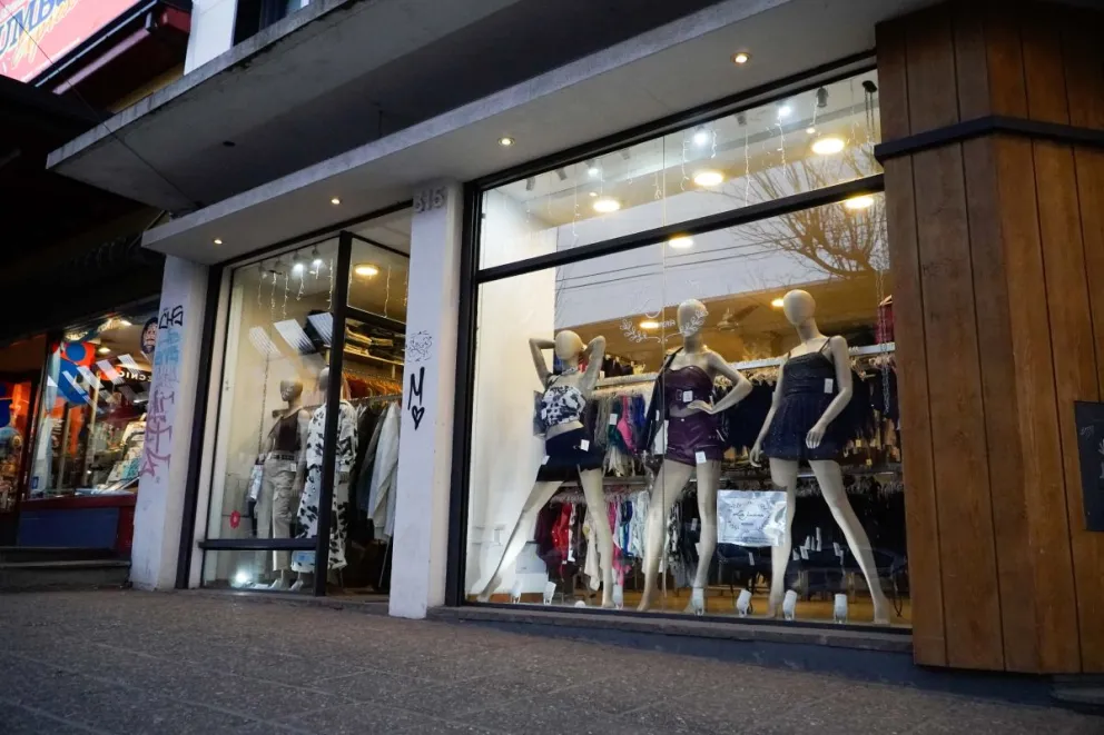 Uno de los detenidos, se constató que presentaba un pedido de captura vigente emitido por un juzgado local. Foto: Facundo Pardo