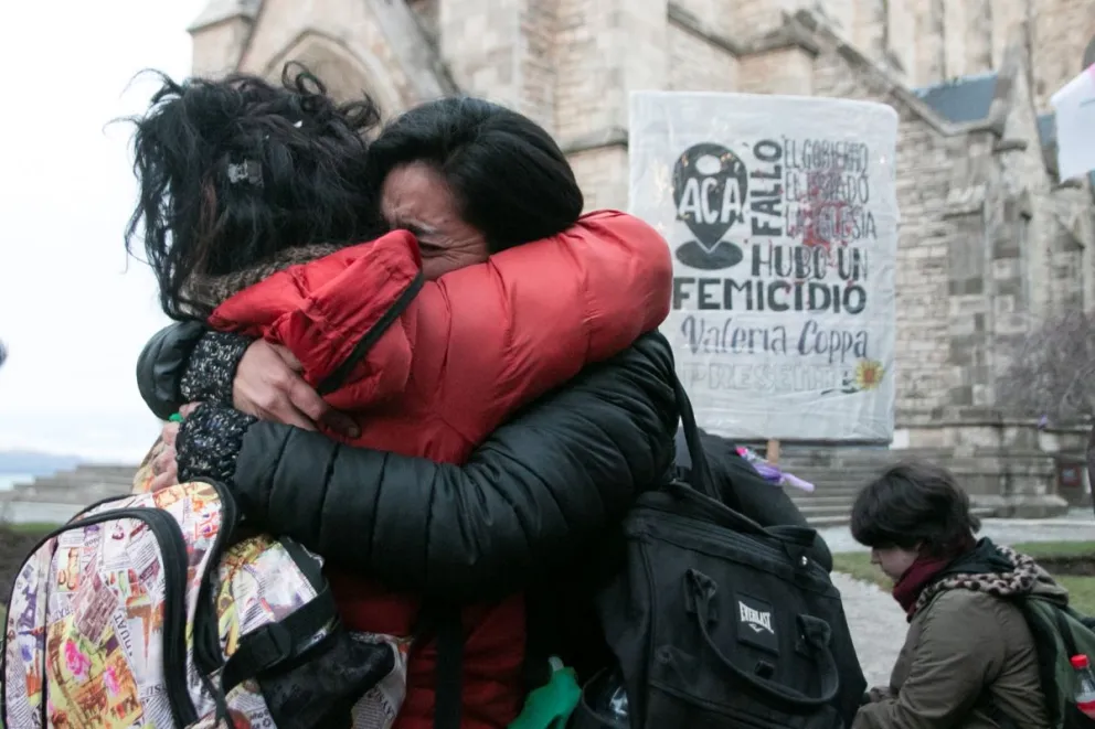 Imagen del 3 de junio de 2024, tomada durante la marcha de Ni una menos, cuando se hizo un homenaje a Valeria Coppa. La foto, de Facundo Pardo, forma parte de la muestra en el SCUM. 