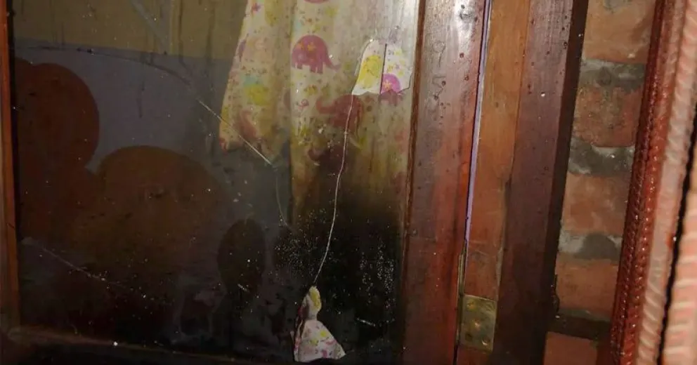 El fuego fue iniciado en una de las cortinas.