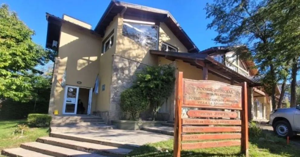 Hoy, al inicio del juicio, el abogado defensor reiteró el mismo pedido ante el tribunal colegiado integrado por una jueza y dos jueces. 