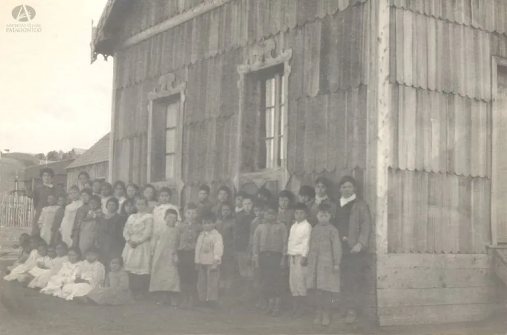 La primera versión de la Escuela 16 en 1908  íntegramente en madera. Archivo Visual Patagónico.