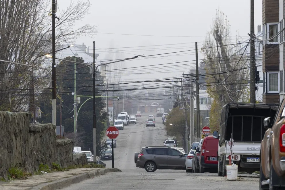 Los cerros que rodean la ciudad están ocultos tras el manto de niebla. Foto de Eugenia Neme.