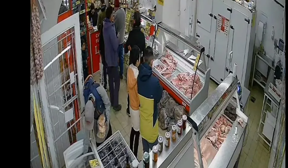 El momento en el que roba la mercadería del local. 