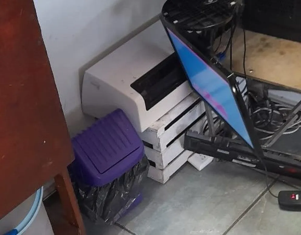 Destrozos en la oficina de informes de la Terminal de Bariloche (foto: gentileza) 