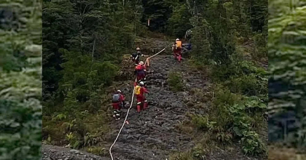 Uno de los integrantes del grupo regresó a buscarlo, encontrándolo sin vida bajo unas rocas.