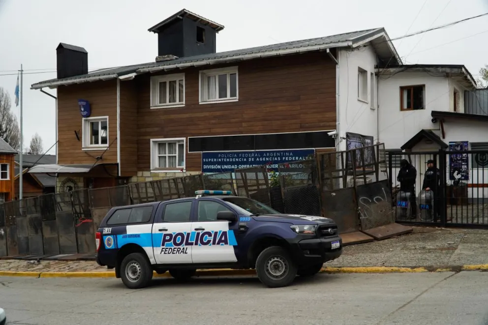Vallas y hermetismo en la Unidad Federal por la detención de Jones Huala (fotos: Facundo Pardo)