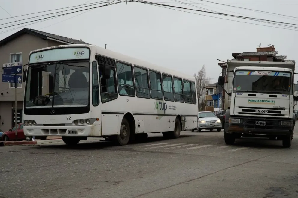 El colectivo con numero de Unidad 52, terminó detenido en las cinco esquinas (fotos: Facundo Pardo)