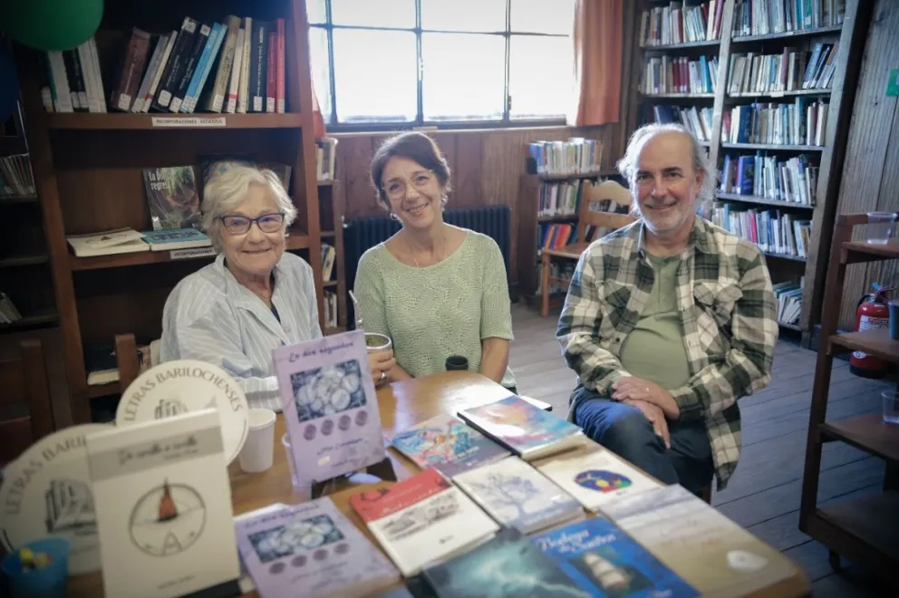 Lilian Costamagna, Gladys Peña y colega escritor en la última Feria del Libro de Autores Barilochenses. Foto: Verónica Manzanares (Biblioteca Sarmiento).