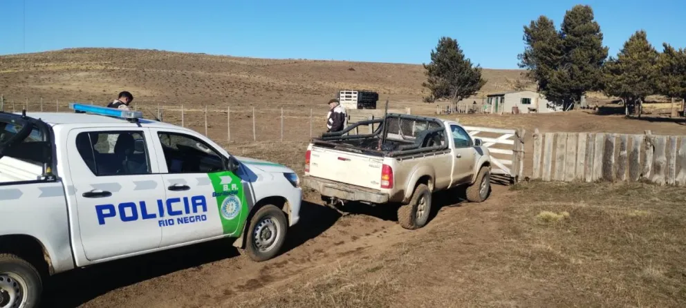 El hombre actuó de forma hostil con el personal y agredió a uno de los uniformados durante un forcejeo para intentar que descienda del vehículo.