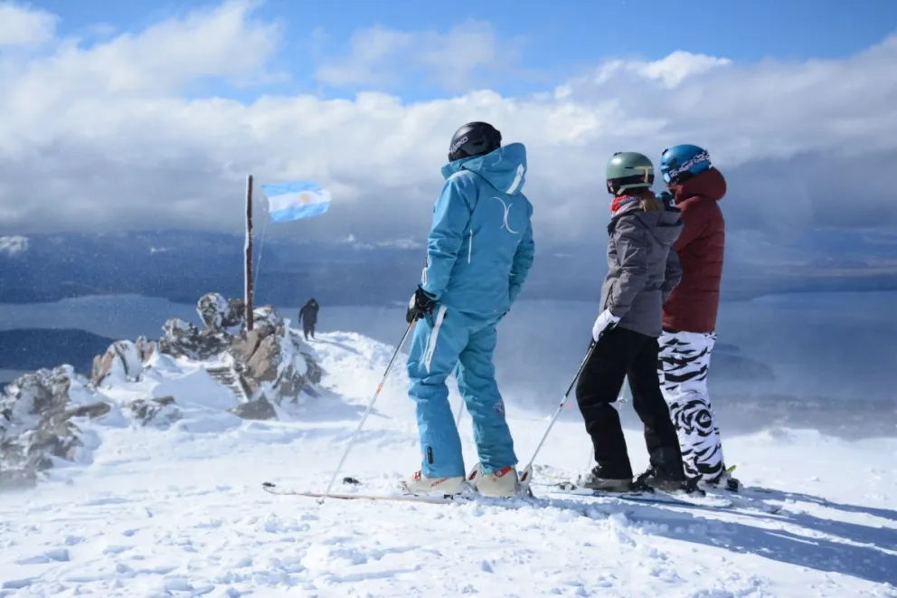Cuentan con dos oficinas de atención al público, una en el cerro Catedral y ahora, otra en el centro de la ciudad.