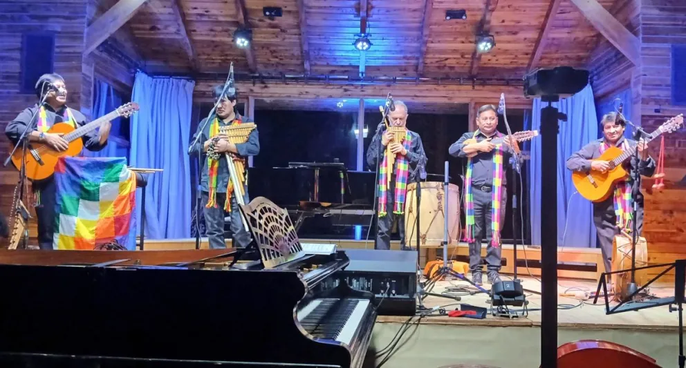 El grupo de folklore andino en el Camping Musical.