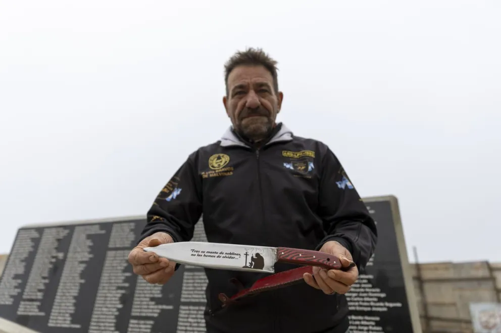 "Tras su manto de neblinas, no las hemos de olvidar", el sentimiento forjado en acero (foto: Eugenia Neme).