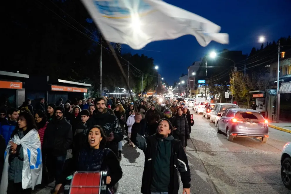 Concentración, marcha y repudio a la condena contra Cristina Kirchner en el centro de Bariloche (fotos: Facundo Pardo)