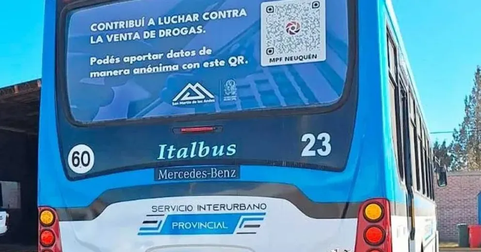 Desde esta semana, los micros urbanos de San Martín de los Andes, circulan con el código QR en las lunetas y en el interior de las unidades.