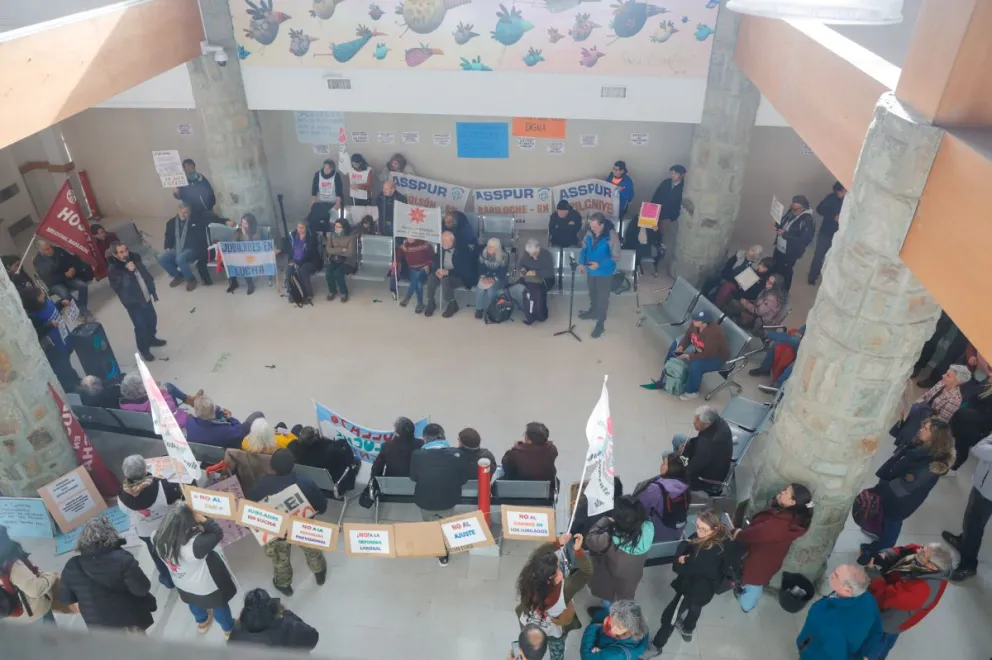Momento de encuentro en el hospital Zonal, luego se manifestaron en la calle.  Fotos de Eugenia Neme.