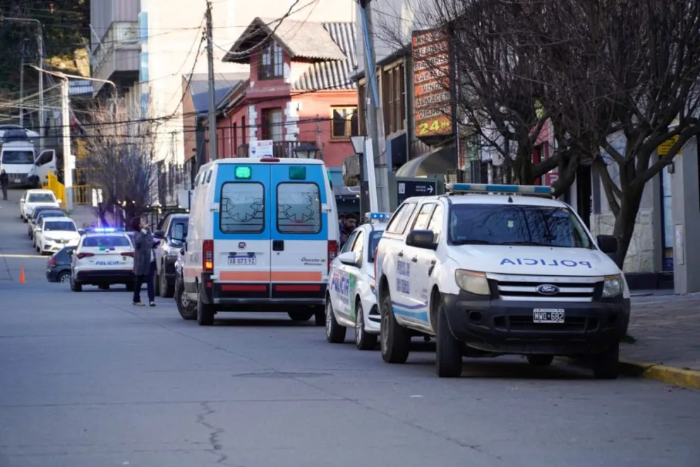 En el lugar del hecho interviene la fiscalía de turno a cargo de  los fiscales Cendón, Orticelli, Bartolomé. Foto: Facundo Pardo. 