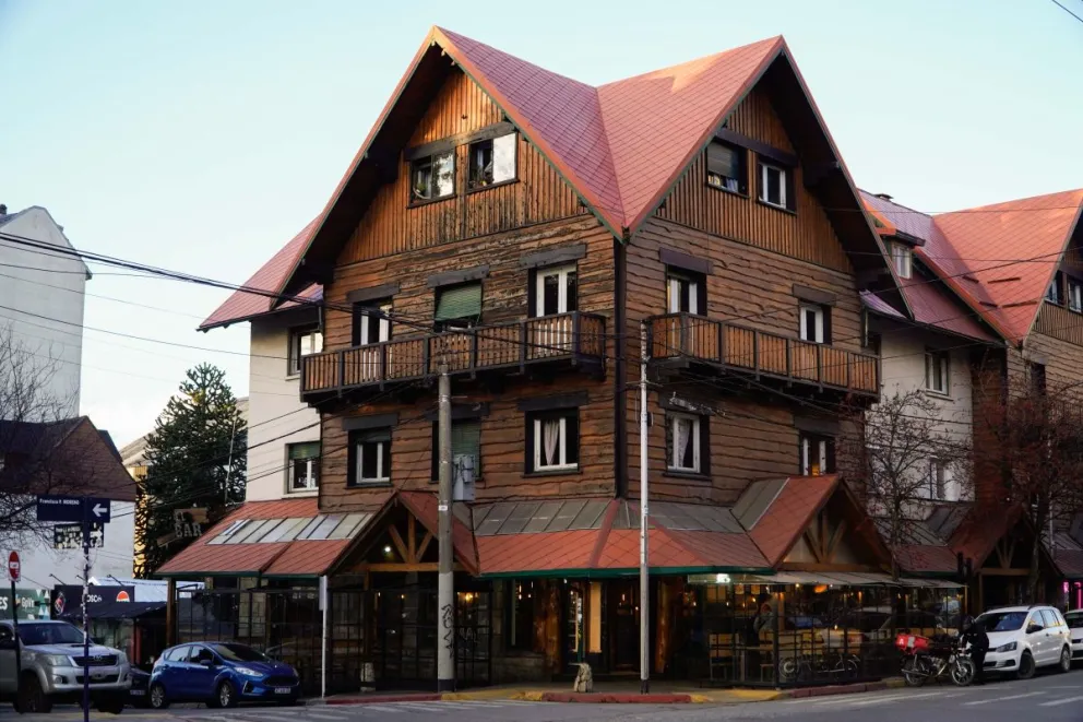 Un mojón del Bariloche de los cincuenta que aún permanece en pie y brinda calidez al centro de Bariloche (fotos: Facundo Pardo).