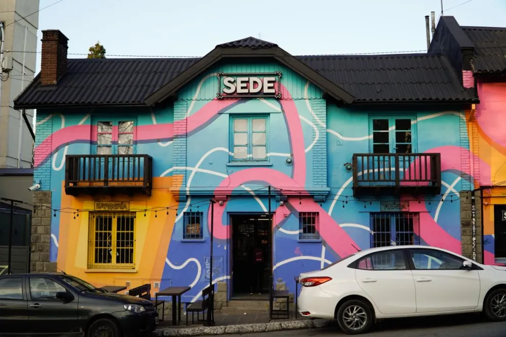 El colorido presente de una construcción que forma parte del circuito histórico de la ciudad (foto: Facundo Pardo).