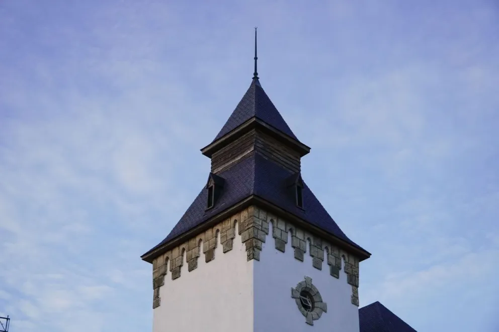 Detalle de la torre de la edificación donde funcionó la Empresa Nacional de Telecomunicaciones (fotos: Facundo Pardo).