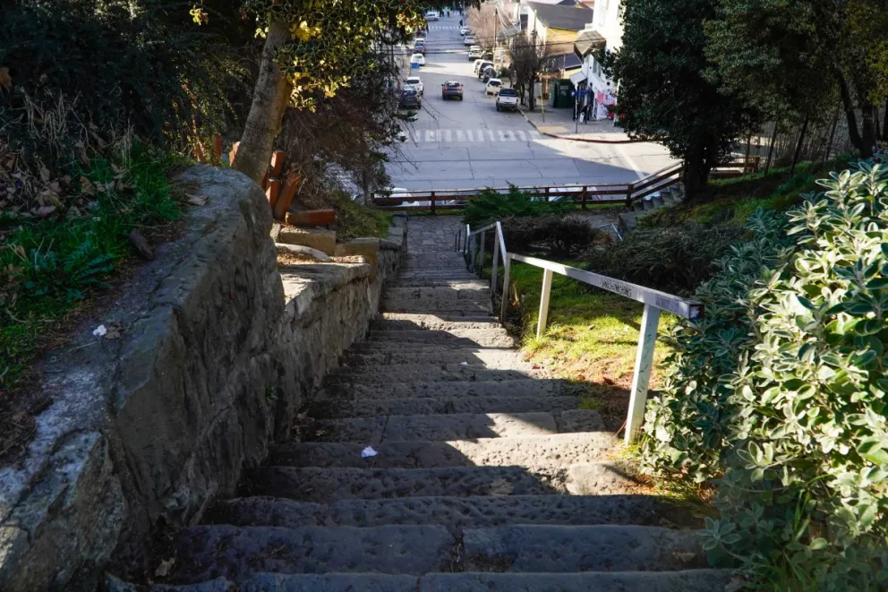 Escalera de Moreno y Beschtedt... A veces, sólo ver los peldaños cansa, pero los escalones resultan necesarios para comunicar diversos sectores de la ciudad. Además, conforman una atracción para los turistas (foto: Facundo Pardo).