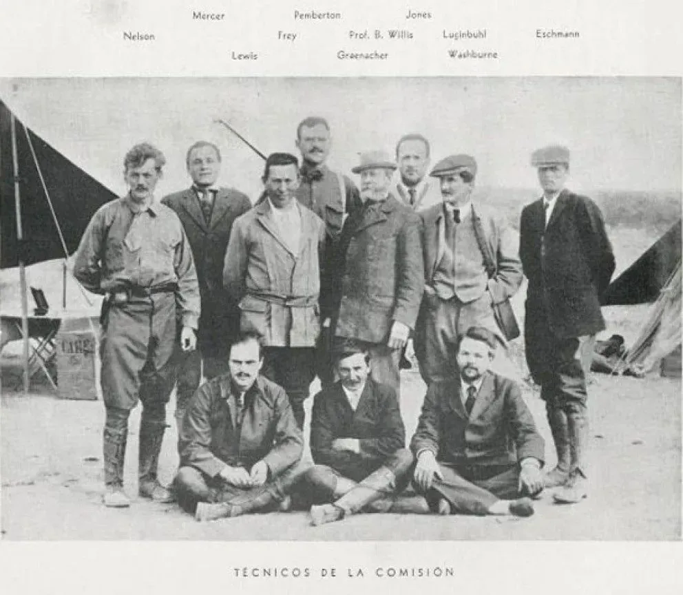 La Comisión. Willis está en la fila del centro, con sombrero y barba. A su derecha, Emilio Frey.