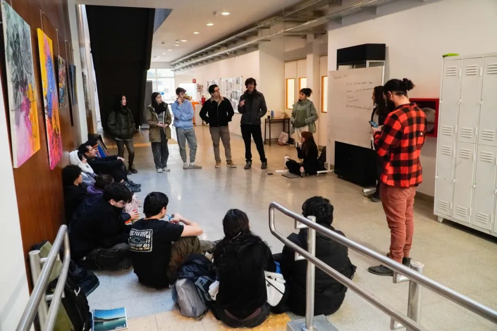 Convocan a otros estudiantes de establecimientos públicos universitarios y terciarios de la región a sumarse a las próximas asambleas. Foto: Facundo Pardo