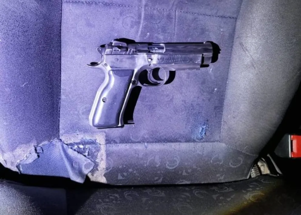 Los sospechosos tenían dos armas escondidas abajo de los asientos de un Fiat Uno 