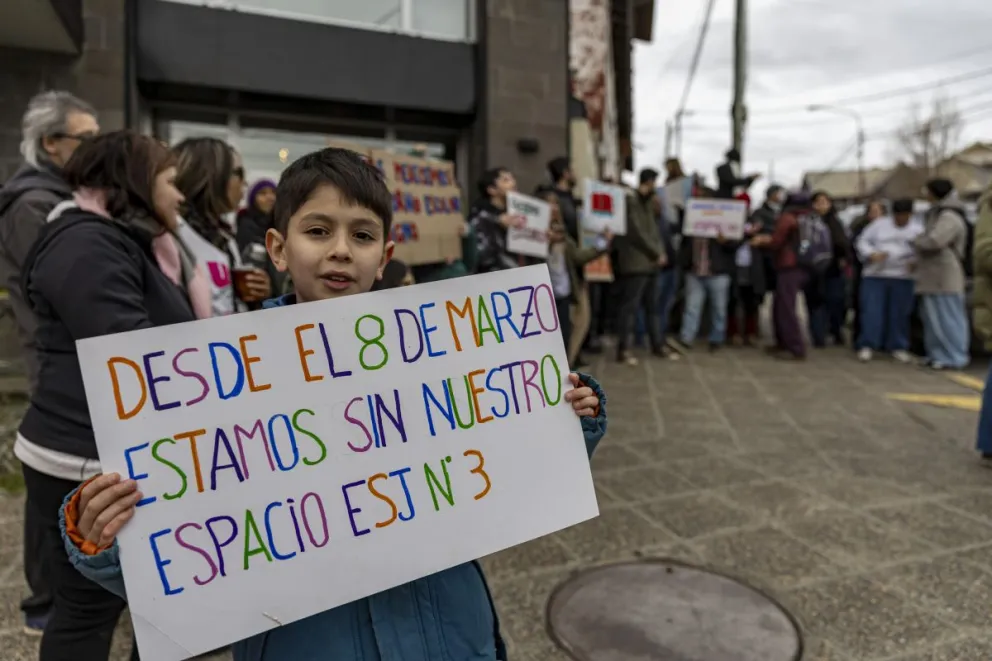 Manifestación en la ESJ Nº 3,  piden volver a tener clases en sus aulas (fotos: Eugenia Neme) 