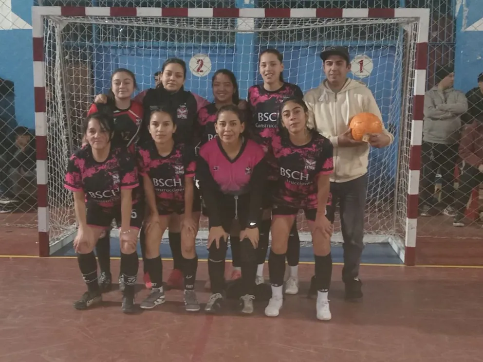 Deportivo Fénix festejó en la primera fecha del torneo femenino de futsal (Foto gentileza)
