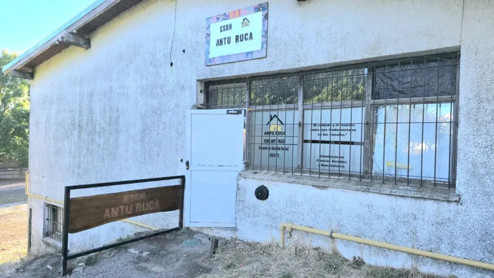 Ya está la baranda, falta la rampa (foto gentileza).