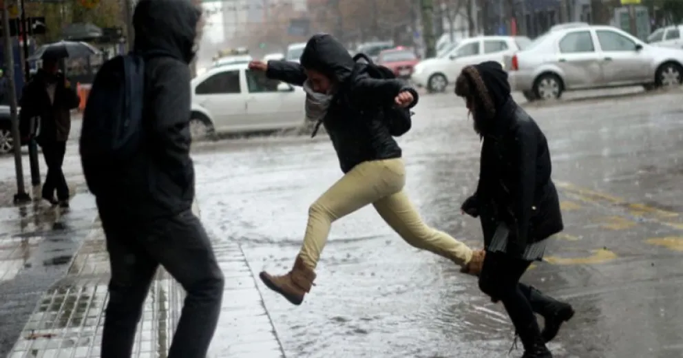 “En caso de haber agua en la calzada, el conductor cuidará que ésta no moje la acera ni a los peatones”.