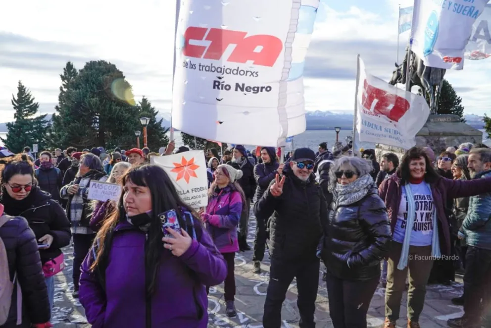 En Bariloche, pasadas las 16 hs cientos de personas comenzaron a concentrarse en el Centro Cívico, la plaza central de la ciudad. Foto: Facundo Pardo. 