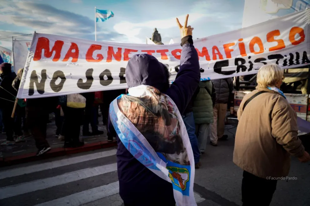 Cristina y la "V" de la victoria; con la marcha partidaria como fondo sonoro, predominó la liturgia peronista (fotos: Facundo Pardo).