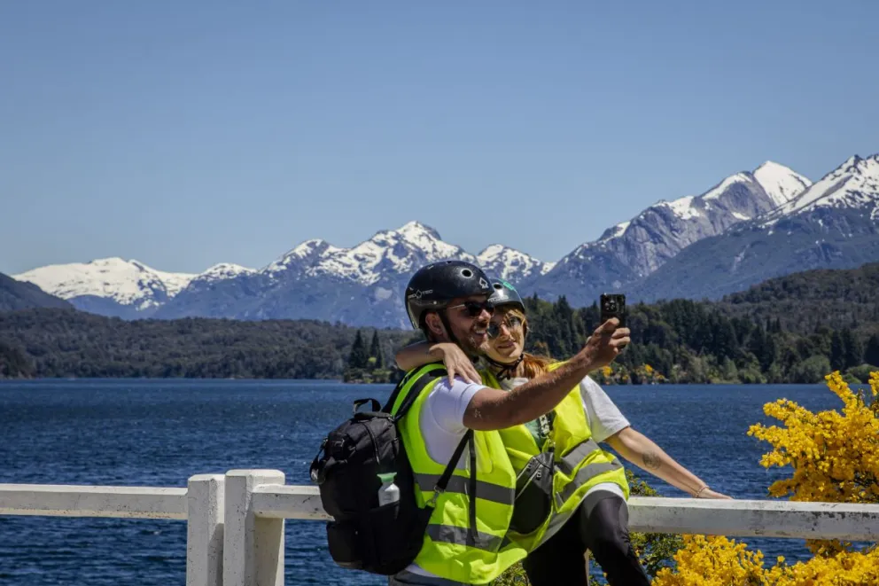 El Circuito Chico aborda una ruta de 32 kilómetros surcando la orilla del Lago Nahuel Huapi. Foto: Eugenia Neme. Agencia Télam. 