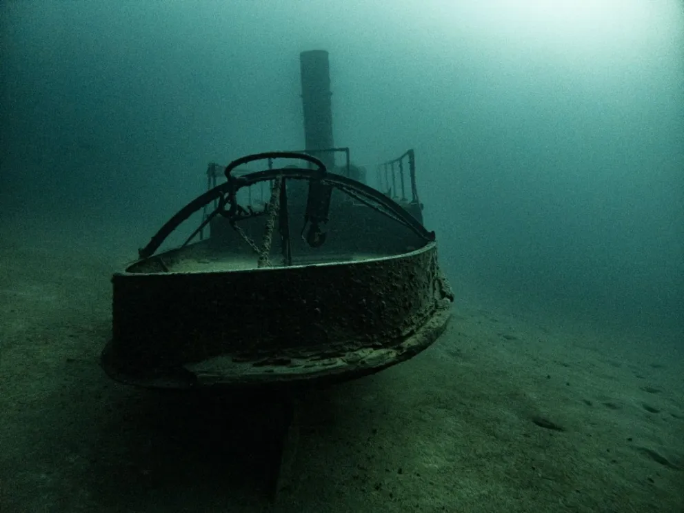 La embarcación, en el fondo del lago. ¿Cuáles son las opciones de una posible explotación turística? (fotos: gentileza de Nicolás Mazzola).