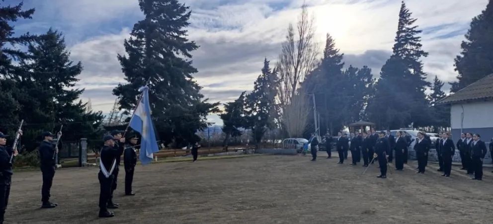 Emotivo acto de jura de la Bandera en la Escuela Policial de Bariloche (fotos; Gentileza Elena Henriquez)