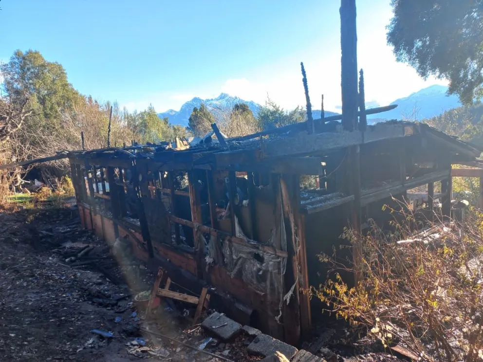 Una familia perdió todo tras el incendio de su casa en Bariloche: vecinos organizaron una colecta
