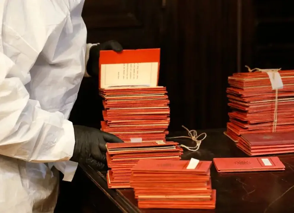 Hasta ahora se identificaron más de 4600 libretas rojas del "Deutsche Arbeitsfront". Foto: perfil.com 
